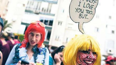 Mit einem Lächeln durch die Straßen ziehen. Eine Frau mit Roy-Lichtenstein-Outfit in Tel Aviv. Foto: Reuters