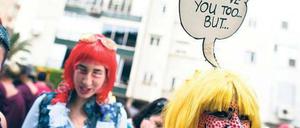 Mit einem Lächeln durch die Straßen ziehen. Eine Frau mit Roy-Lichtenstein-Outfit in Tel Aviv. Foto: Reuters