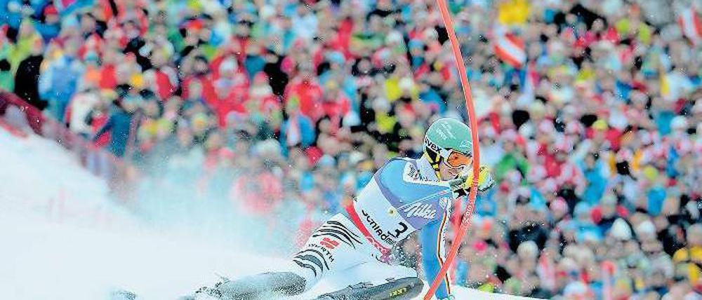 Rasant in die Stille. Die österreichischen Fans wurden bei Felix Neureuthers Slalomfahrt ruhig - ein Zeichen für den deutschen Fahrer, dass er sehr schnell unterwegs war. Foto: dpa