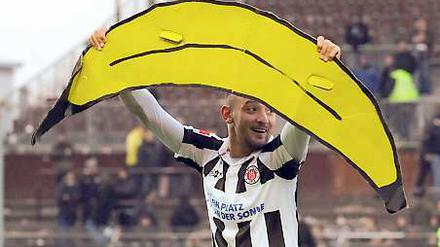 Alles Banane. St. Paulis Deniz Naki jubelt 2011 mit einer Nachbildung, als Andeutung an ein voriges Spiel, bei dem die Fans Bananen aufs Spielfeld geworfen hatten. 