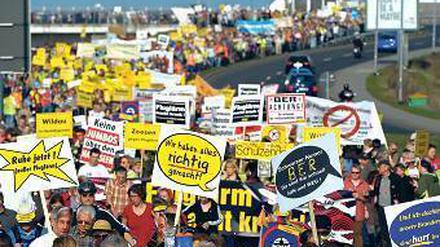Krach gegen den Krach. Im März 2012 protestierten Tausende, auch aus Berlin, gegen Fluglärm. Foto: dpa