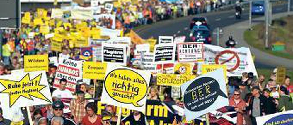 Krach gegen den Krach. Im März 2012 protestierten Tausende, auch aus Berlin, gegen Fluglärm. Foto: dpa