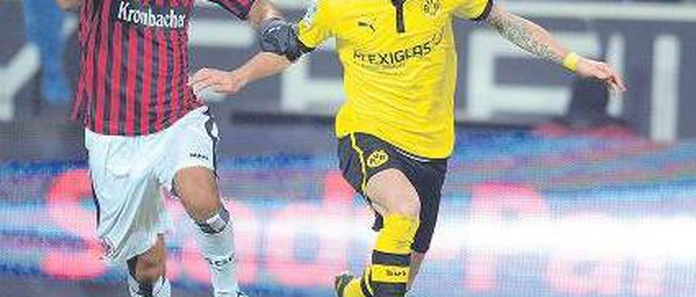 Auf und davon. Der Frankfurter Carlos Zambrano versucht vergeblich, den Dortmunder Marco Reus (rechts) aufzuhalten. Reus erzielte beim 3:0-Heimsieg des BVB alle drei Tore. Foto: dpa