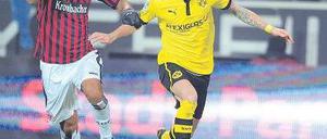 Auf und davon. Der Frankfurter Carlos Zambrano versucht vergeblich, den Dortmunder Marco Reus (rechts) aufzuhalten. Reus erzielte beim 3:0-Heimsieg des BVB alle drei Tore. Foto: dpa