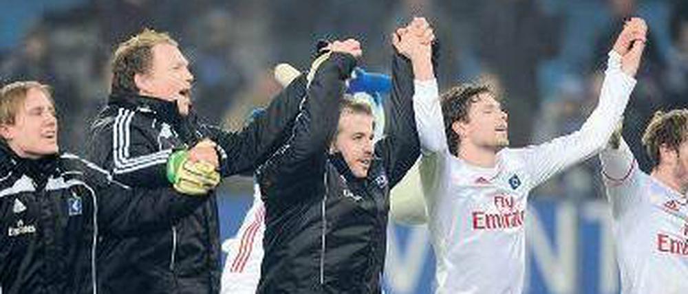 Gemischte Tanzgruppe. Die Mannschaft des HSV bejubelt den 1:0-Sieg über Mönchengladbach. Rafael van der Vaart (Mitte) hatte das Tor des Tages erzielt.