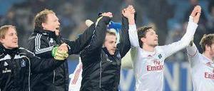 Gemischte Tanzgruppe. Die Mannschaft des HSV bejubelt den 1:0-Sieg über Mönchengladbach. Rafael van der Vaart (Mitte) hatte das Tor des Tages erzielt.
