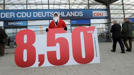 Beim Bundesparteitag der CDU im Dezember demonstrierte der DGB noch für den Mindestlohn - jetzt scheint die CDU ihn auch zu wollen.