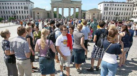 Die Zahl der von der Statistik erfassten Touristen stieg 2012 gegenüber dem Vorjahr um kräftige zehn Prozent auf gut 10,8 Millionen. Künftig sollen Privatreisende eine Übernachtungssteuer von fünf Prozent zahlen. 