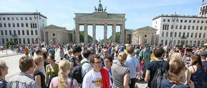 Die Zahl der von der Statistik erfassten Touristen stieg 2012 gegenüber dem Vorjahr um kräftige zehn Prozent auf gut 10,8 Millionen. Künftig sollen Privatreisende eine Übernachtungssteuer von fünf Prozent zahlen. 