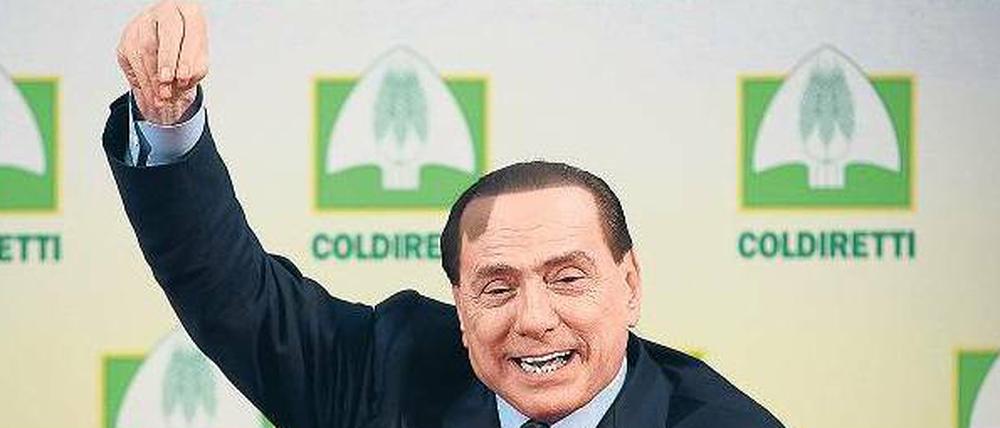 Von oben herab. Der Rechtspopulist Silvio Berlusconi will zum fünften Mal Italiens Ministerpräsidenten werden. Foto: dpa