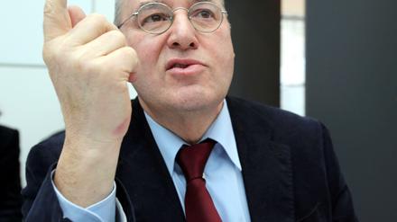 Seit über 20 Jahren streitet sich der Linken-Politiker Gregor Gysi mit den Medien. Auch die neuesten Vorwürfe lässt er presserechtlich prüfen.