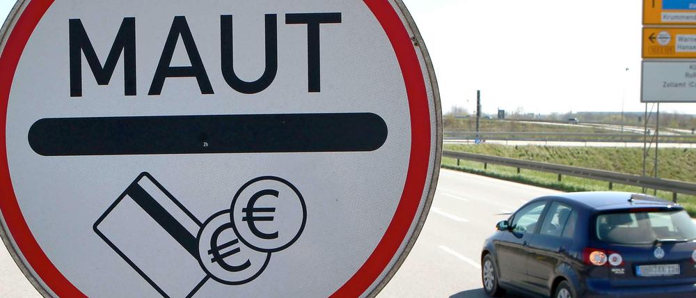 Solange keine Einigung über die Maut in Deutschland gefunden ist, sollte der Vertrag mit dem jetzigen Betreiber verlängert werden, fordert der verkehrspolitische Sprecher der Unionsfraktion, Dirk Fischer.
