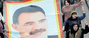 Mit erhobener Faust: Hunderte kurdische Anhänger von Abdullah Öcalan protestieren im libanesischen Beirut gegen die Inhaftierung des PKK-Chefs und die „Willkür“ der Türkei. Foto: dpa