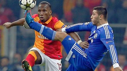Galatasarays Drogba im Zwiekampf mit Kolasinac von Schalke