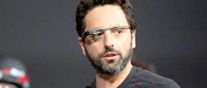 Google-Mitbegründer Sergej Brin stellt auf einer Messe die Brille Google Glass vor.