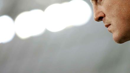 Männer, die nach dem Fliegen starren: Mike Büskens wurde als vierter Trainer der laufenden Bundesliga-Saison entlassen.