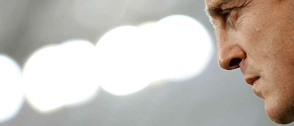 Männer, die nach dem Fliegen starren: Mike Büskens wurde als vierter Trainer der laufenden Bundesliga-Saison entlassen.