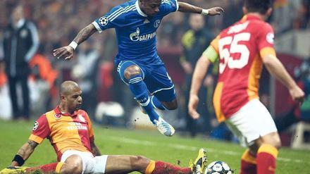 Die Hürde Istanbul genommen. Schalke mit Michel Bastos (Mitte) hat nun gute Voraussetzungen für das Rückspiel am 12. März. Foto: AFP