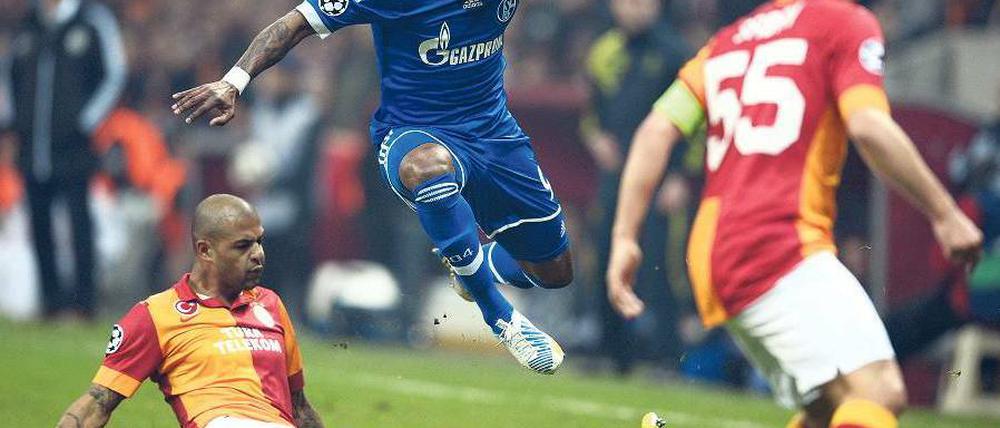 Die Hürde Istanbul genommen. Schalke mit Michel Bastos (Mitte) hat nun gute Voraussetzungen für das Rückspiel am 12. März. Foto: AFP