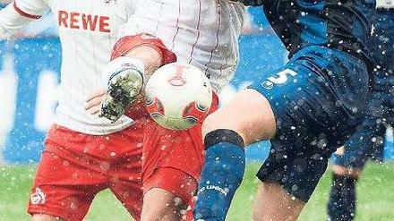 Großes Duell. Stefan Maierhofer (2,02 Meter) überragte seinen Gegenspieler Christian Stuff (1,99) nicht nur in Sachen Körperlänge. Der Kölner (li.) traf auch zum 2:0. Foto: dpa
