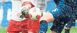 Großes Duell. Stefan Maierhofer (2,02 Meter) überragte seinen Gegenspieler Christian Stuff (1,99) nicht nur in Sachen Körperlänge. Der Kölner (li.) traf auch zum 2:0. Foto: dpa