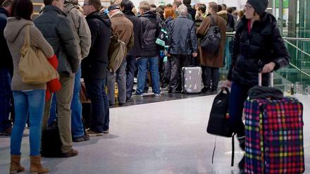 Am Donnerstagmorgen müssen sich die Passagiere an den Flughäfen in Nordrhein-Westfahlen erneut in Geduld üben. 