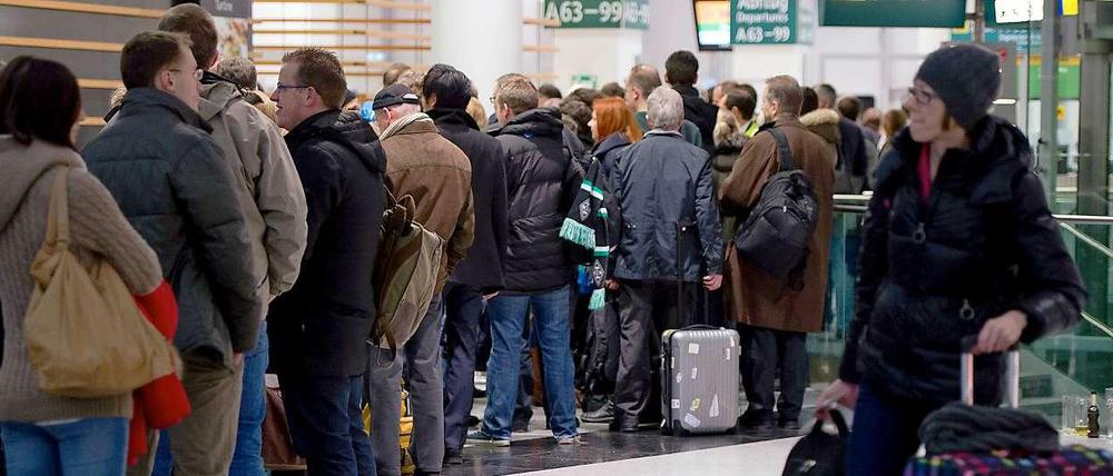 Am Donnerstagmorgen müssen sich die Passagiere an den Flughäfen in Nordrhein-Westfahlen erneut in Geduld üben. 
