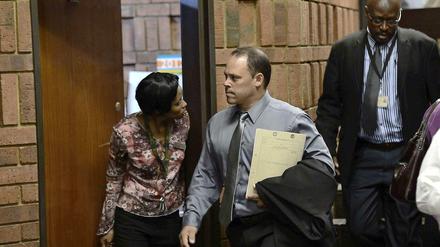 Botha spielte am Mittwoch, dem zweiten Tag der Gerichtsanhörung im Fall Pistorius, eine zentrale Rolle. Nun wird gegen ihn ermittelt: Wegen siebenfachen Mordes.