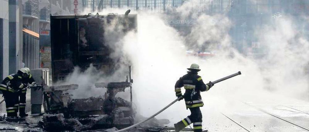 Da ist Dampf drin. Der Streit um Überstunden betrifft gut 2500 der rund 3600 Feuerwehrangehörigen. Foto: dpa