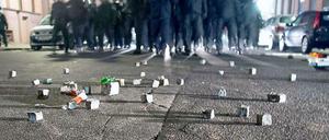 Misstrauen in die Obrigkeit, die Verwaltung, die Politik und die Wirtschaft. In Berlin ist das jede Woche zu besichtigen. Hier ein Foto von den Protestspuren gegen den Polizeikongress in dieser Woche. 