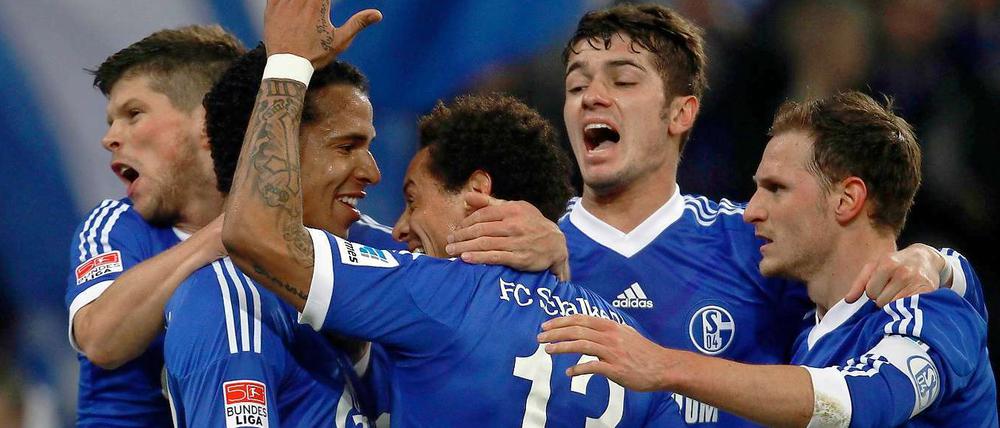 Ich war's! Schalkes Joel Matip (2. v. l.) lässt sich nach seinem Führungstreffer feiern.