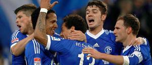 Ich war's! Schalkes Joel Matip (2. v. l.) lässt sich nach seinem Führungstreffer feiern.