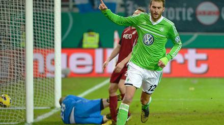 Torwart am Boden, Ball drin. Bas Dost bejubelt sein 2:0 gegen Robert Wulnikowski im Tor der Offenbacher.