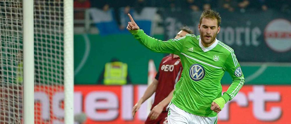 Torwart am Boden, Ball drin. Bas Dost bejubelt sein 2:0 gegen Robert Wulnikowski im Tor der Offenbacher.