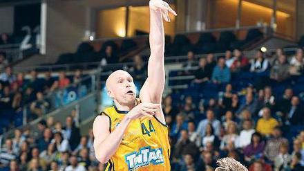 Mit Handgelenk. Alba-Spieler Zach Morley hielt sein Team im letzten Viertel gegen Bremerhaven im Spiel. Der US-Amerikaner erzielte insgesamt 16 Punkte. Foto: City-Press