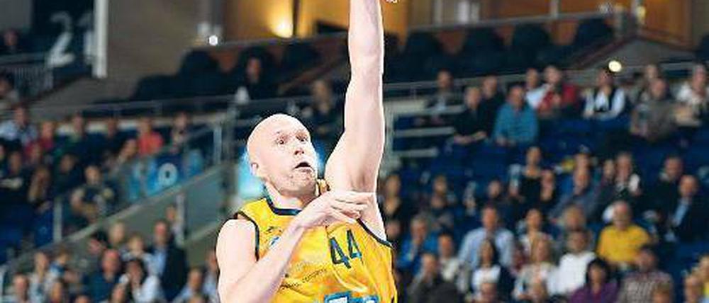 Mit Handgelenk. Alba-Spieler Zach Morley hielt sein Team im letzten Viertel gegen Bremerhaven im Spiel. Der US-Amerikaner erzielte insgesamt 16 Punkte. Foto: City-Press