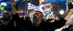 Ein Unterstützer des konservative Politikers Nikos Anastasiades feiert auf der Straße.