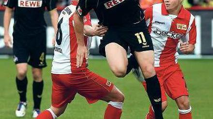Es geht eng zu. Der 1. FC Köln (vorn Thomas Bröker) und der 1. FC Union gehören in der Zweiten Liga einem breiten Verfolgerfeld an.