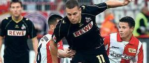 Es geht eng zu. Der 1. FC Köln (vorn Thomas Bröker) und der 1. FC Union gehören in der Zweiten Liga einem breiten Verfolgerfeld an.