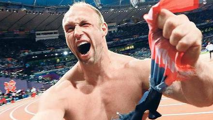 Der große Tag des Robert Harting. Am 7. August 2012 gewinnt er in London Gold im Diskuswurf und ist damit erster deutscher Olympiasieger in der Leichtathletik seit dem Jahr 2000. Auch beim Zelebrieren des Sieges setzt Harting Maßstäbe. 