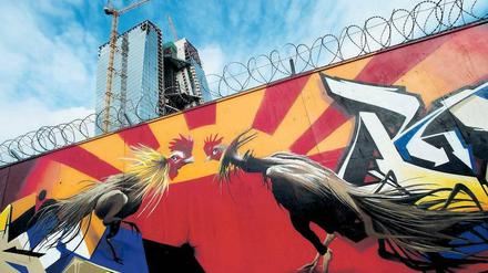Underartconstruction. Unter diesem Titel zeigen Graffiti-Künstler ihre Werke auf dem Bauzaun vor dem Neubau der Europäischen Zentralbank (EZB) in Frankfurt am Main. Die EZB hat bereits Interesse am Erhalt zumindest eines der Werke geäußert: Das Bild „Hahnenkampf“ soll vorerst nicht überstrichen werden. Foto: dpa