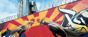 Underartconstruction. Unter diesem Titel zeigen Graffiti-Künstler ihre Werke auf dem Bauzaun vor dem Neubau der Europäischen Zentralbank (EZB) in Frankfurt am Main. Die EZB hat bereits Interesse am Erhalt zumindest eines der Werke geäußert: Das Bild „Hahnenkampf“ soll vorerst nicht überstrichen werden. Foto: dpa