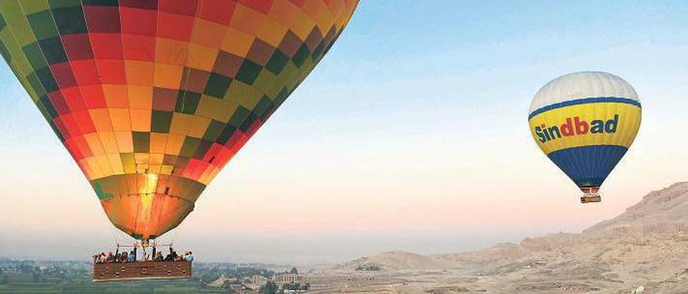 Spektakuläre Aussicht. Zahlreiche Ballons mit Gästen kreisen jeden Tag über Luxor. Foto: Katharina Eglau