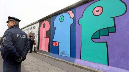 Die Polizei sichert Teile der East Side Gallery während einer Pressekonferenz von Mitgliedern der Gruppe "Mediaspree versenken!" und verschiedener Berliner Clubs. 