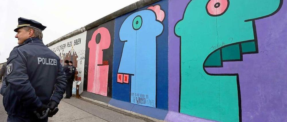 Die Polizei sichert Teile der East Side Gallery während einer Pressekonferenz von Mitgliedern der Gruppe "Mediaspree versenken!" und verschiedener Berliner Clubs. 