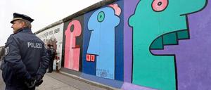 Die Polizei sichert Teile der East Side Gallery während einer Pressekonferenz von Mitgliedern der Gruppe "Mediaspree versenken!" und verschiedener Berliner Clubs. 
