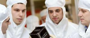 In die Forschung eingebunden. Doktoranden und Studierende der Universität Würzburg mit einem von ihnen entwickelten Kleinsatelliten.