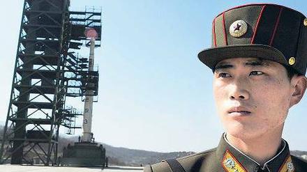 Porträt mit Abschussrampe. Nordkorea setzt weiter auf einen harten Kurs und droht damit, die direkte Telefonverbindung zu Seoul zu kappen. Foto: dpa