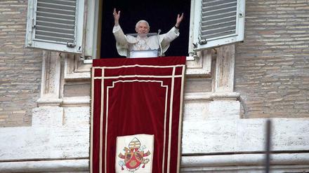 Die Stimme des Papstes versagte während des Angelus-Gebetes mehrfach, zehntausende Gläubige jubelten ihm zu.