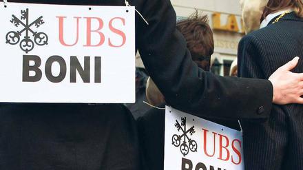 Skandal bei der UBS: Die Bank machte im vergangenen Jahr einen Verlust von 2,5 Milliarden Franken (2,1 Milliarden Euro). Dennoch schüttete die Großbank Boni in derselben Höhe an ihre Spitzenmanager aus. Bei der Schweizer Fastnacht sorgte das für Spott. 